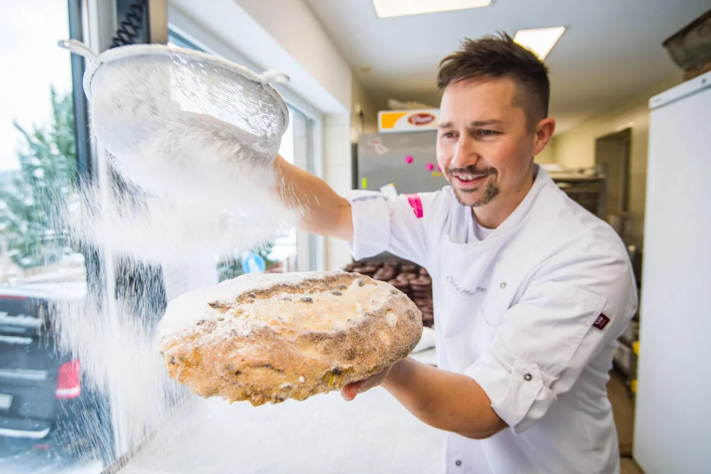 Alexander Schellenberger beim Christstollen-Zuckern