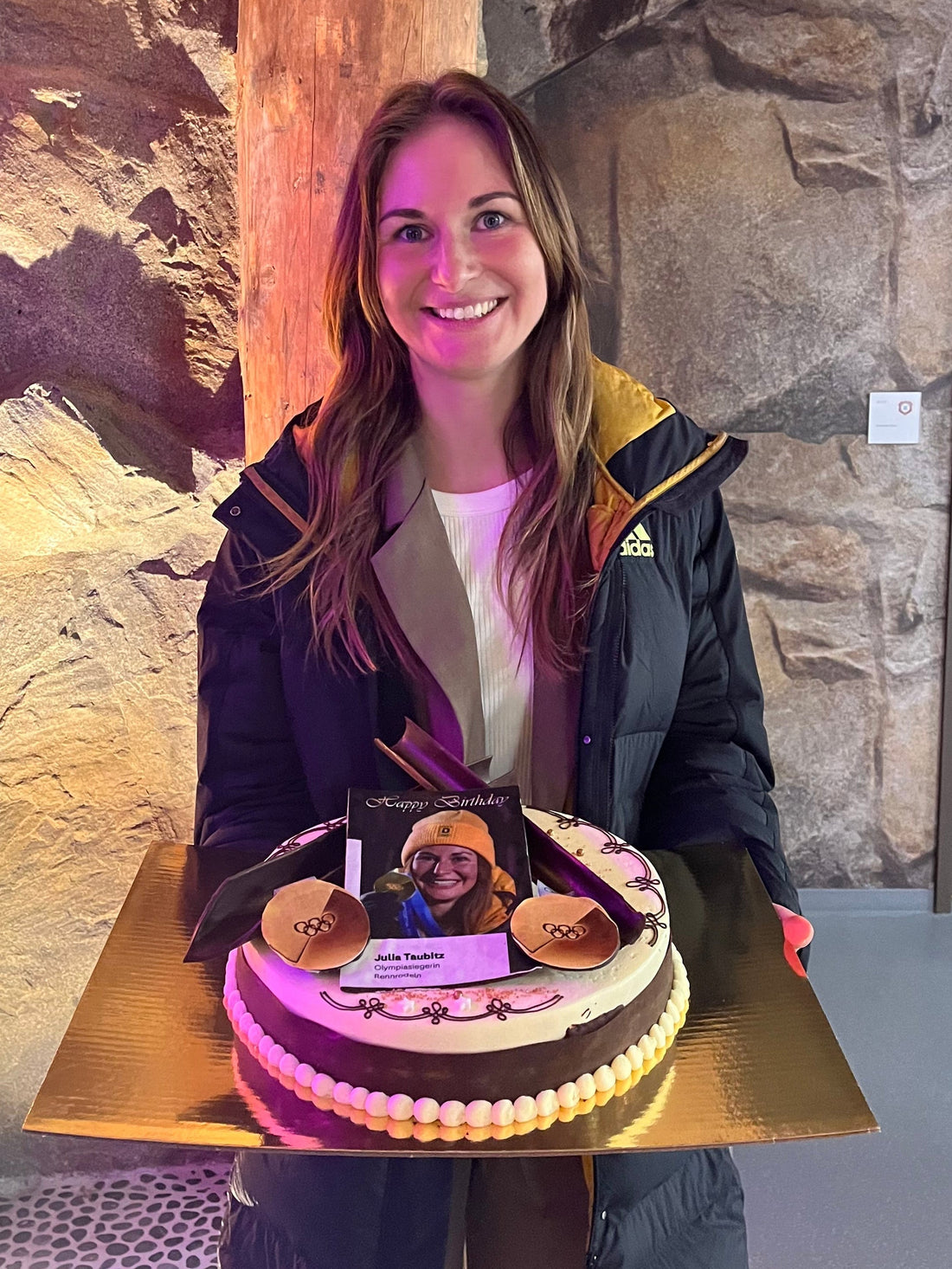 Doppel-Olympiasiegerin Julia Taubitz mit Goldmedaillen-Torte der Bäckerei Schellenberger