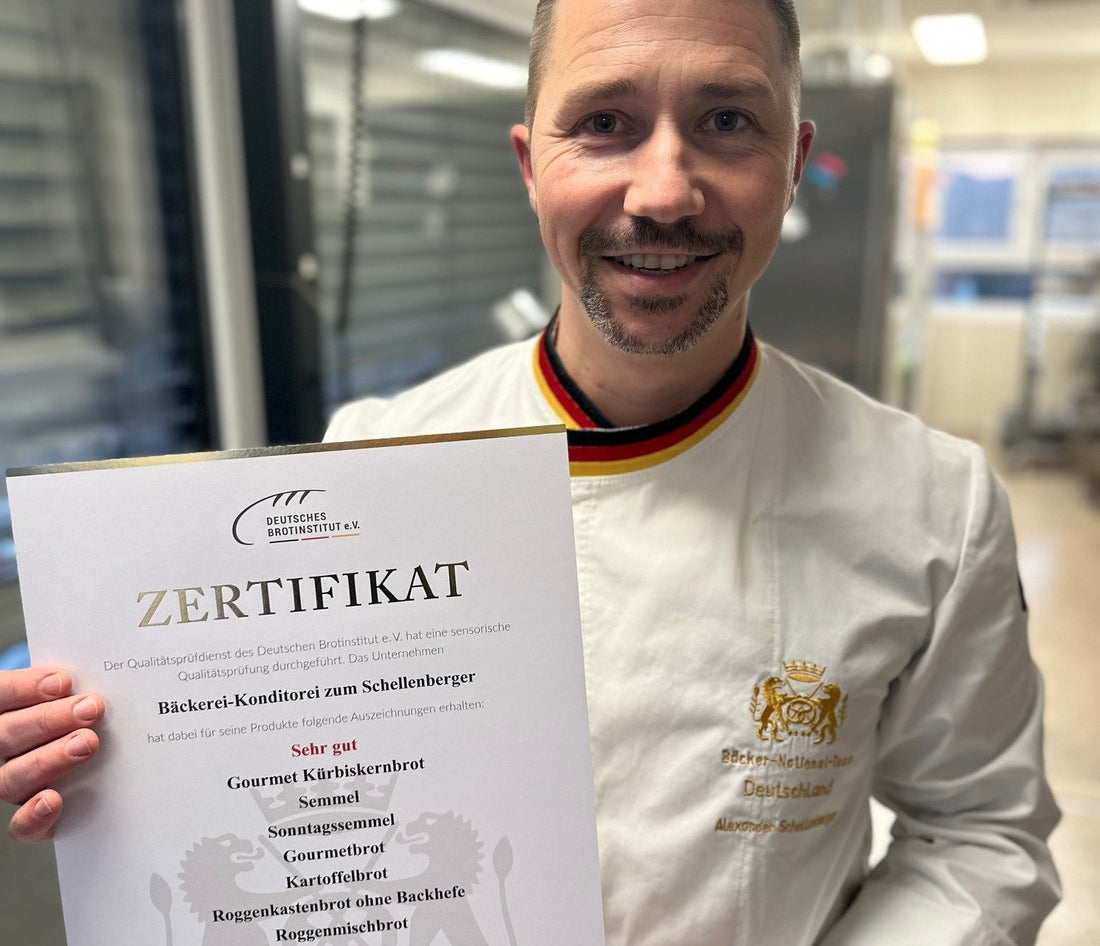 Alexander Schellenberger mit den Produktzertifikaten "Sehr gut" vom Deutschen Brotinstitut