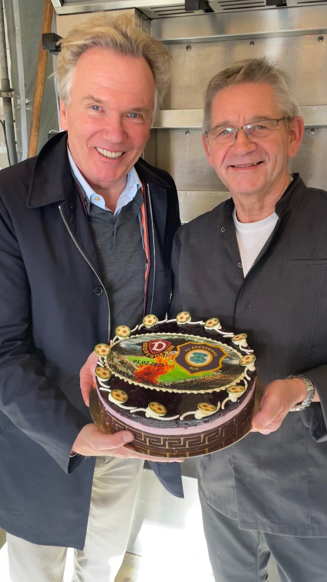 TV-Reporter Tom Egbers und Falk Schellenberger mit Torte zum Derby Dynamo Dresden & Erzgebirge Aue